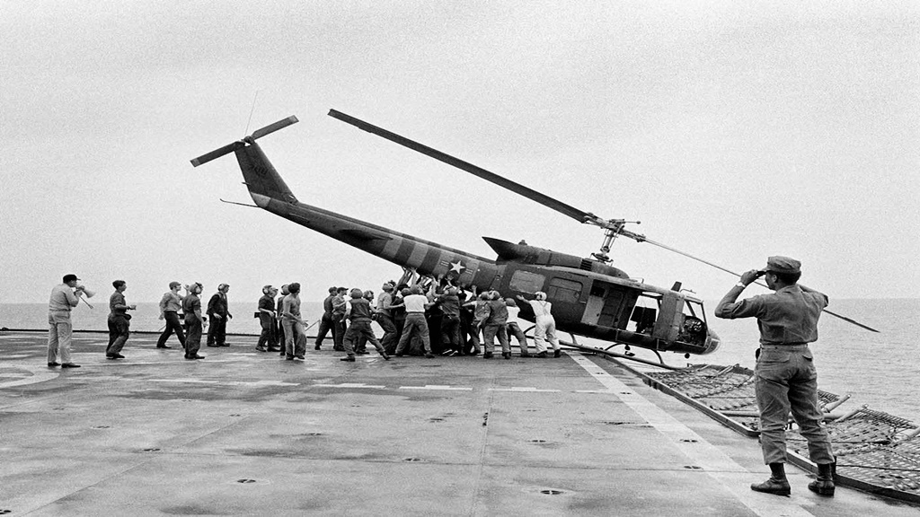 Helicópteros empujados por la borda al mar